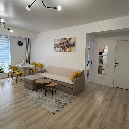 Yellow Apartment Floresti  Exterior photo