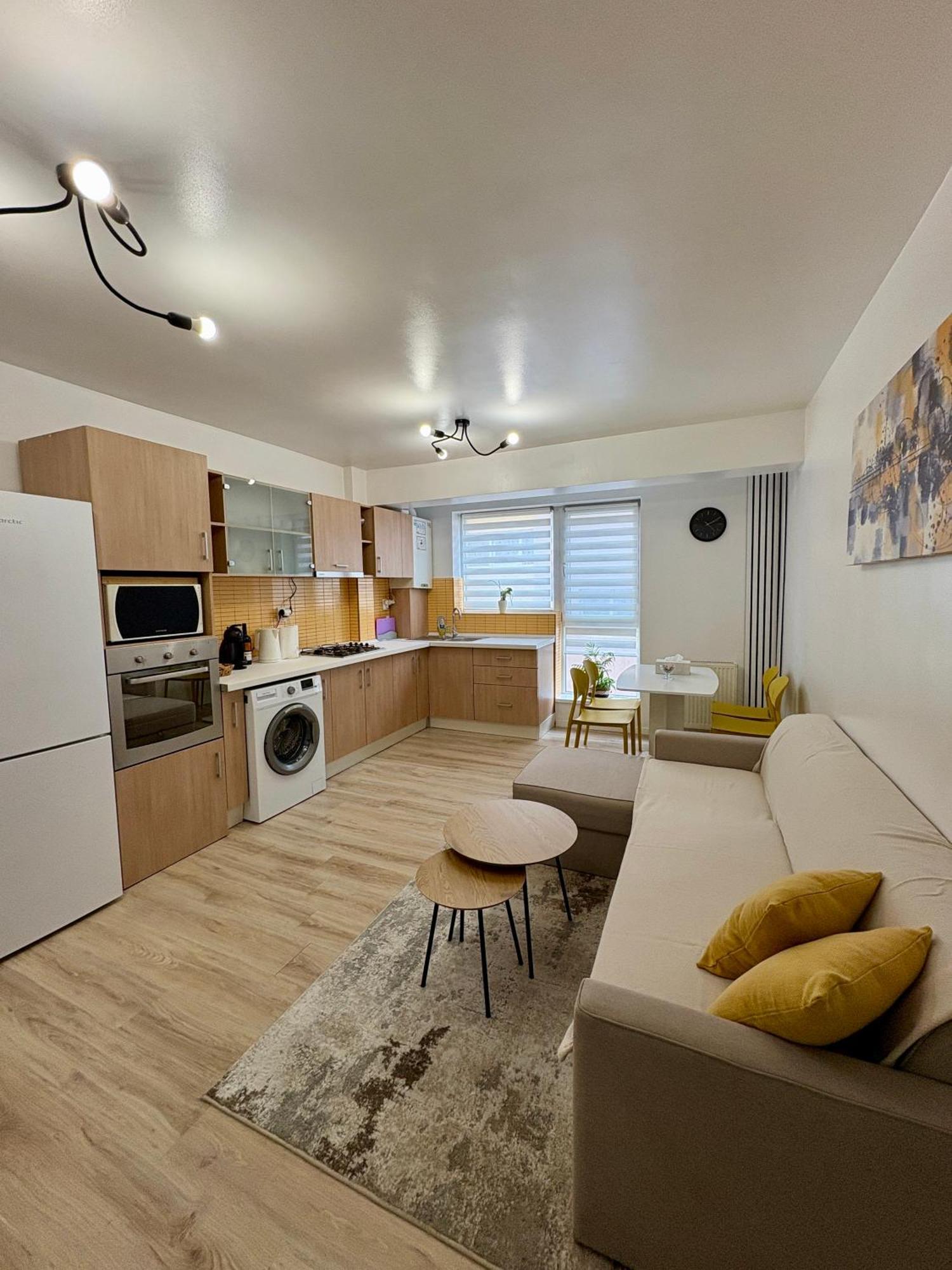 Yellow Apartment Floresti  Exterior photo